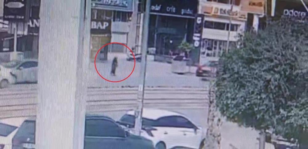 Muratpaşa'da Emekli Maaşını Çeken Yaşlı Kadına Araba Çarptı
