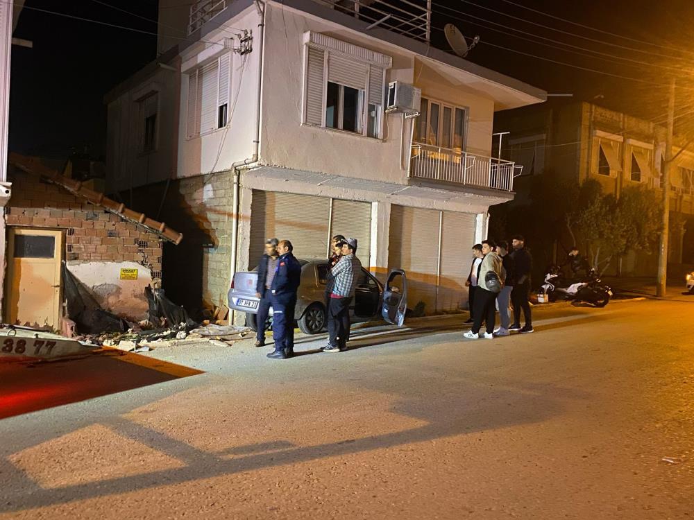 Serik'te İki Otomobil Kafa Kafaya Çarpıştı! 1 Kişi Yaralandı
