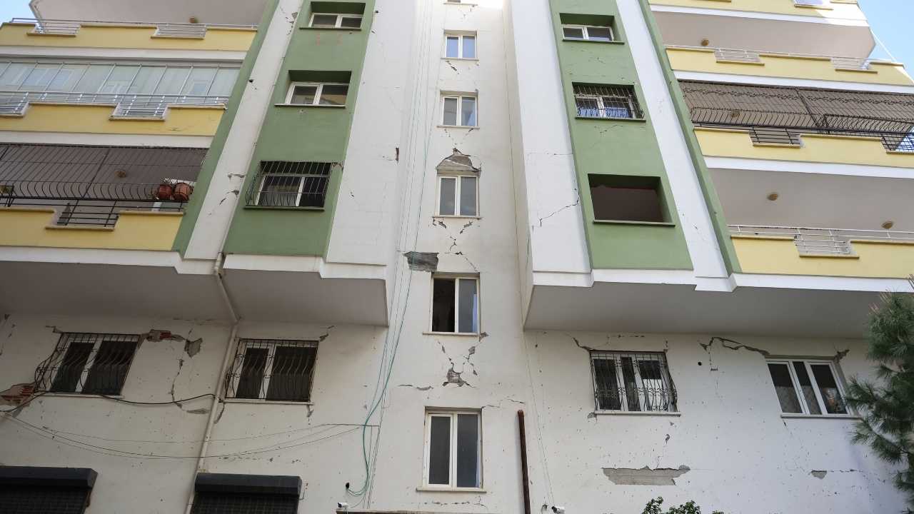 Adana’da Rapor Tartışması Bu Binanın Mezardan Farkı Yok!2