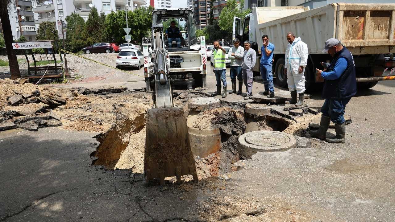 Adana’da Yol Çöktü Bir Araç Kıl Payı Kurtuldu2