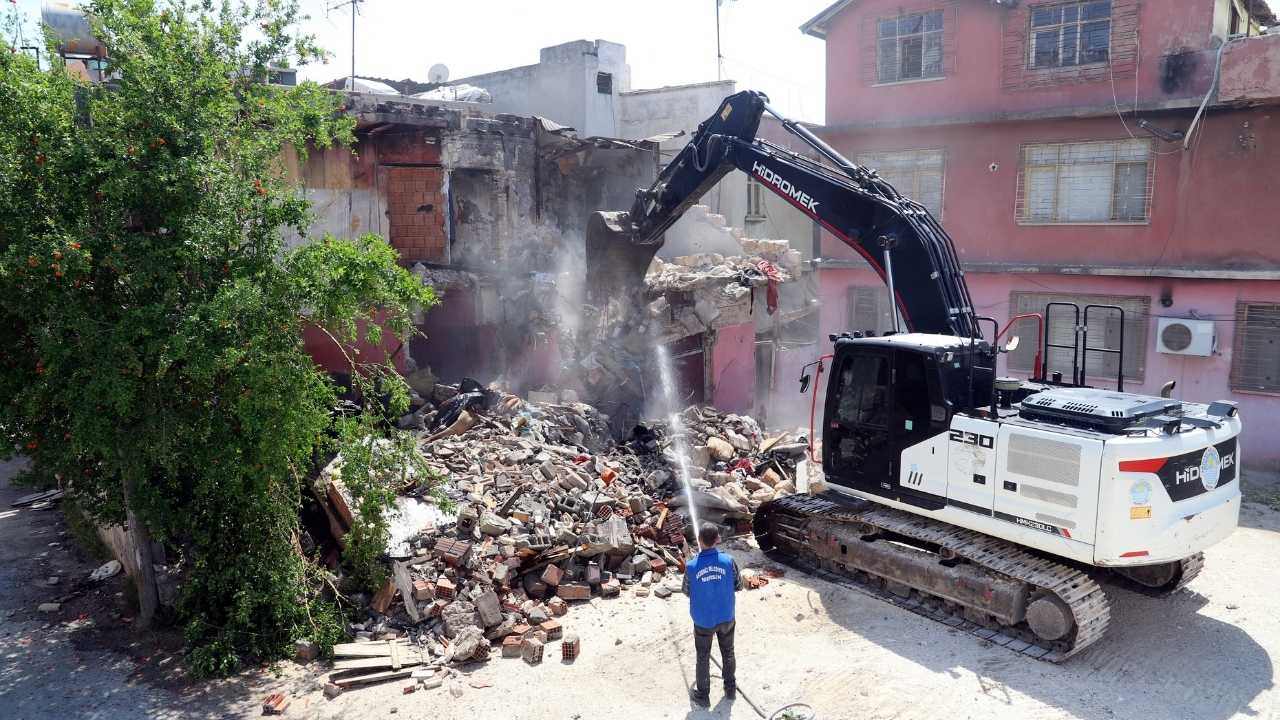 Akdeniz’de Metruk Binaların Yıkımı Devam Ediyor 2