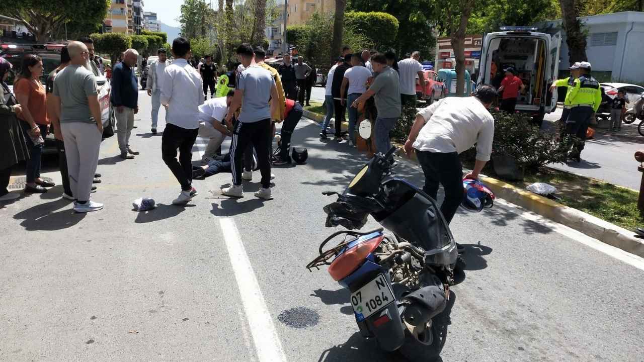 Alanya'da Çarpışan Motosikletlerin Sürücüleri Yola Savruldu 2