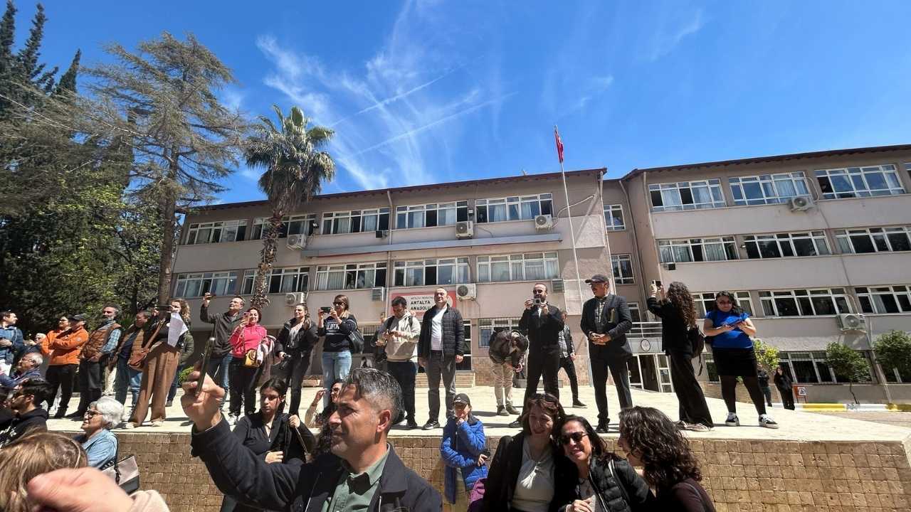 Antalya Anadolu Lisesi'nde Görevden Alınan Öğretmenler İçin Protesto 2