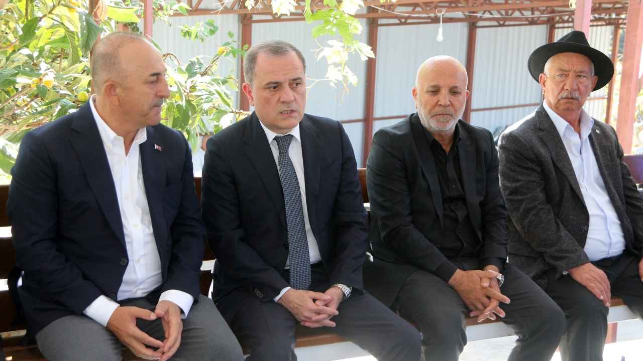 Azerbaycan Dışişleri Bakanı Mevlüt Çavuşoğlu'nun Acısını Paylaştı  3