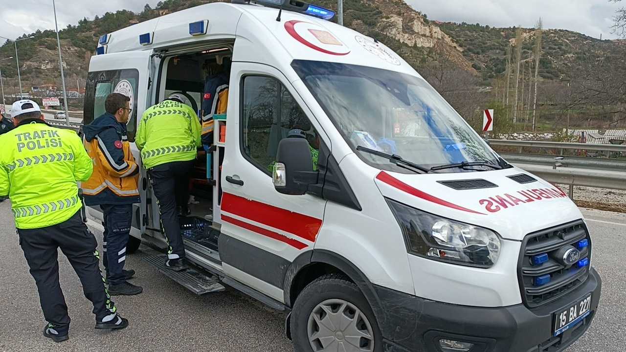 Burdur Antalya Yolunda Otomobil Bariyere Çarptı 2