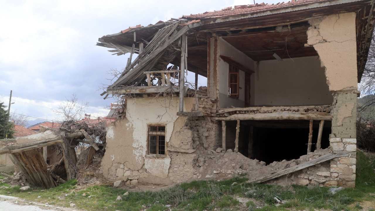 Burdur Karamanlı'da Tescilli Ahşap Ev Yıkılmak Üzere! Köylüler Tepki Gösterdi 3