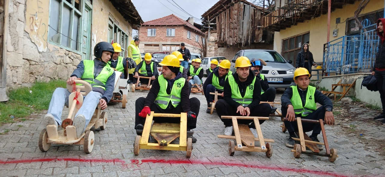 Burdur Yeşildere'de Tahta Araba Yarışı! Hem Tasarladılar Hem Yarıştılar 2