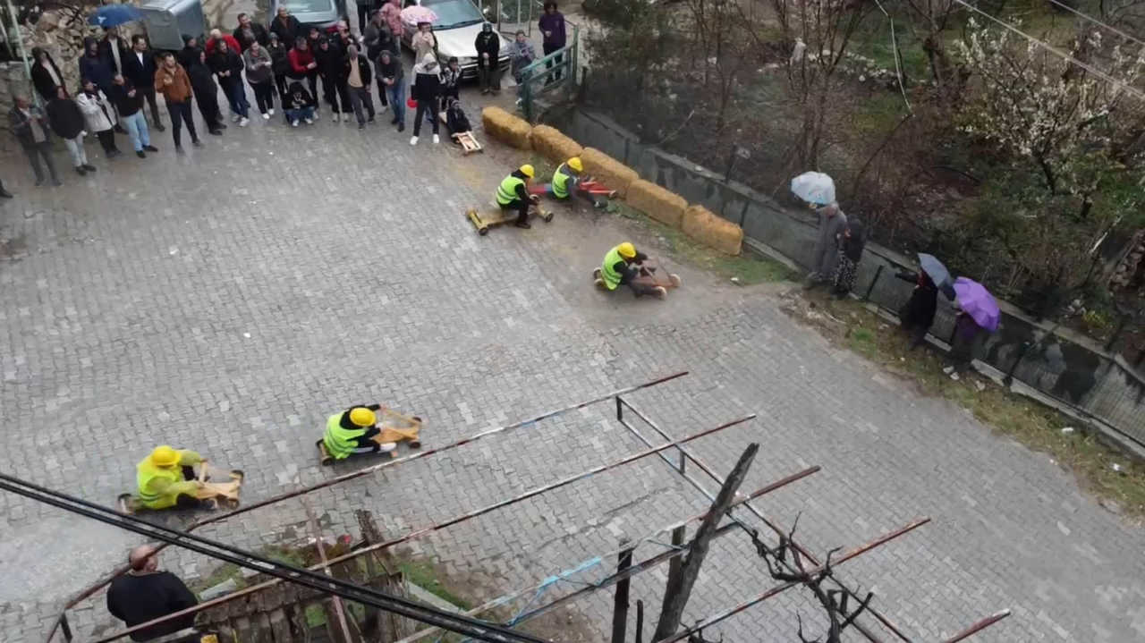 Burdur Yeşildere'de Tahta Araba Yarışı! Hem Tasarladılar Hem Yarıştılar 3