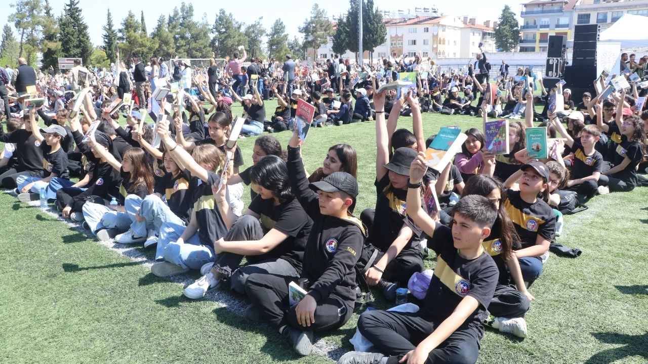 Burdur'da Aynı Anda 12 Bin Öğrenci Kitap Okudu 2