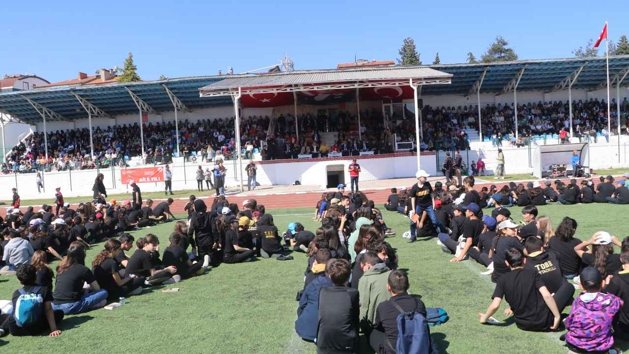 Burdur'da Aynı Anda 12 Bin Öğrenci Kitap Okudu 3