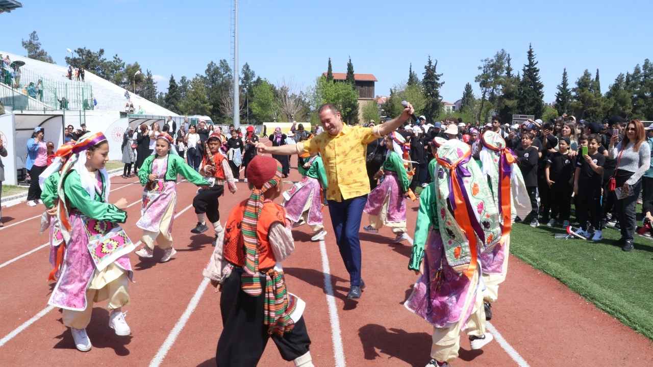 Burdur'da Aynı Anda 12 Bin Öğrenci Kitap Okudu 4