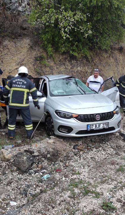 Burdur'da Otomobil Tir Dorsesiyle Çarptı! Aile Araçta Sıkıştı Tir Sürücüsü Kaçtı 2