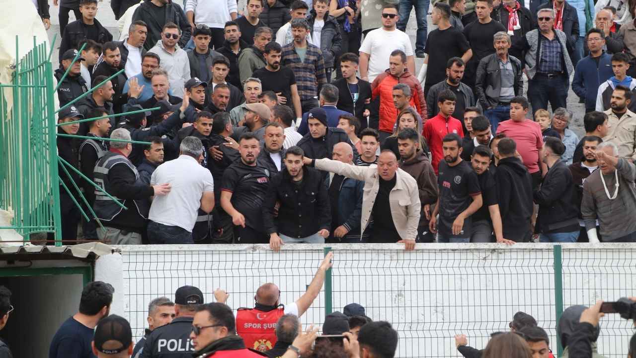 Burdur'da Şampiyonluk Maçı Karıştı Sahaya Polis Girdi! Belediye Başkanı Fenalaştı 2