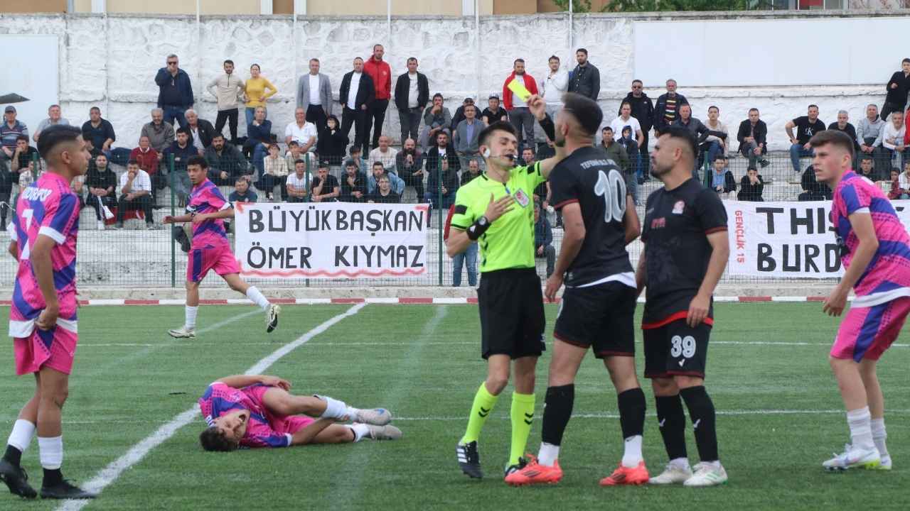 Burdur'da Şampiyonluk Maçı Karıştı Sahaya Polis Girdi! Belediye Başkanı Fenalaştı 3