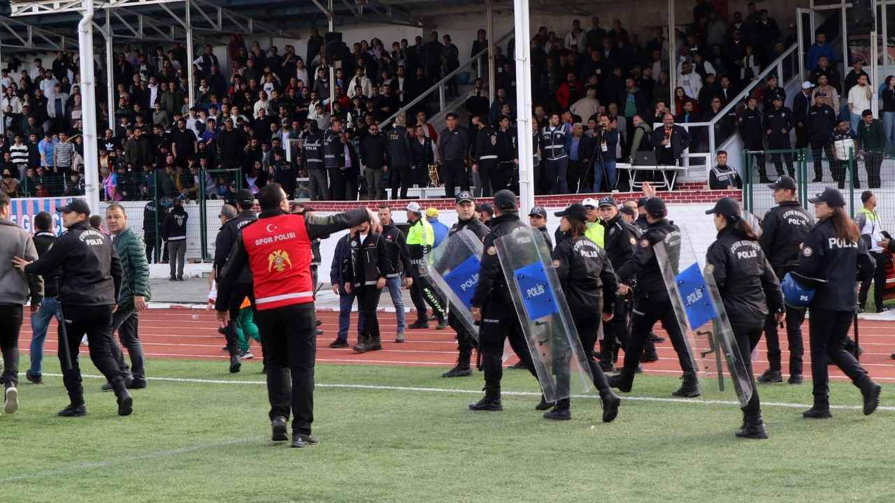 Burdur'da Şampiyonluk Maçı Karıştı Sahaya Polis Girdi! Belediye Başkanı Fenalaştı 4