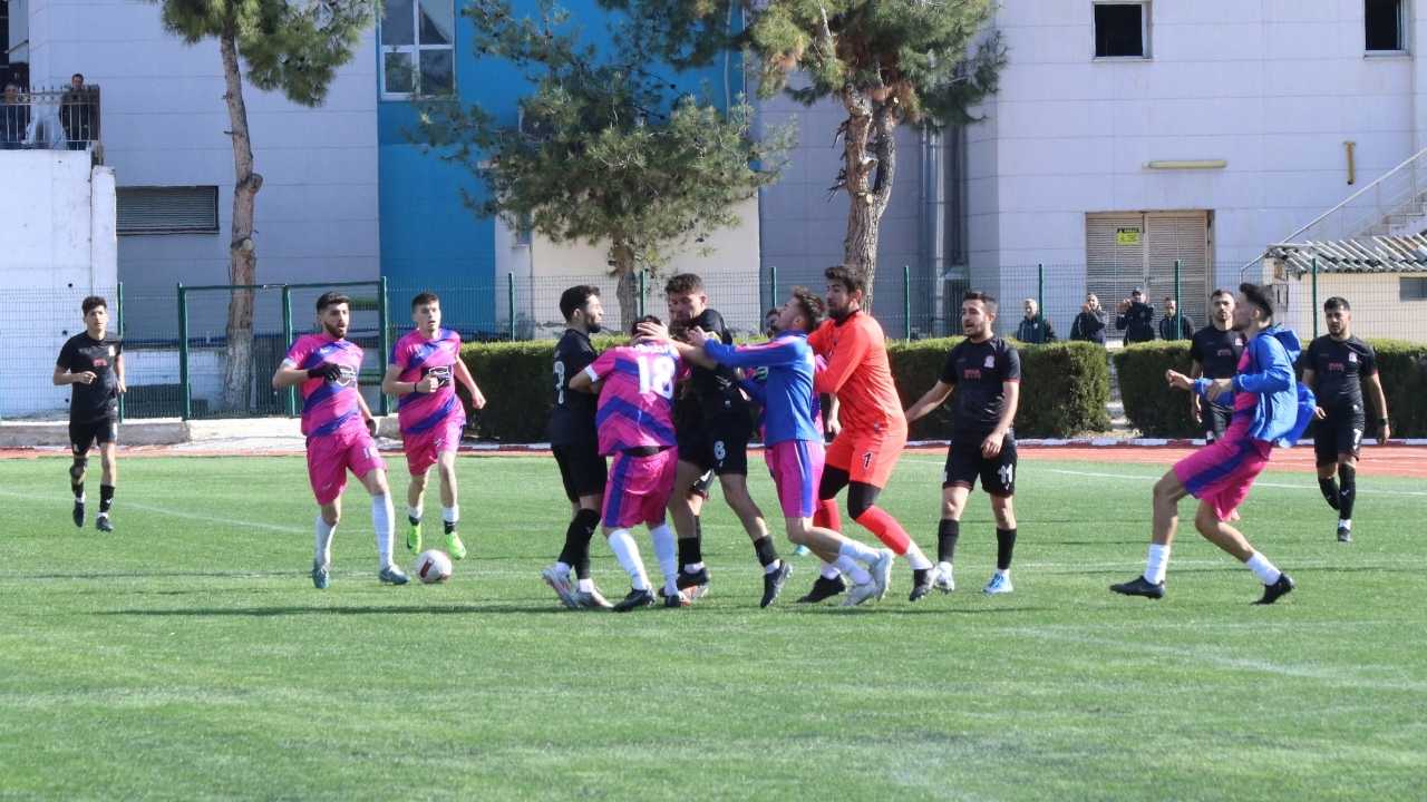 Burdurspor Tefenni Belediyespor Maçında Kavga! Polisler Ayırdı 2