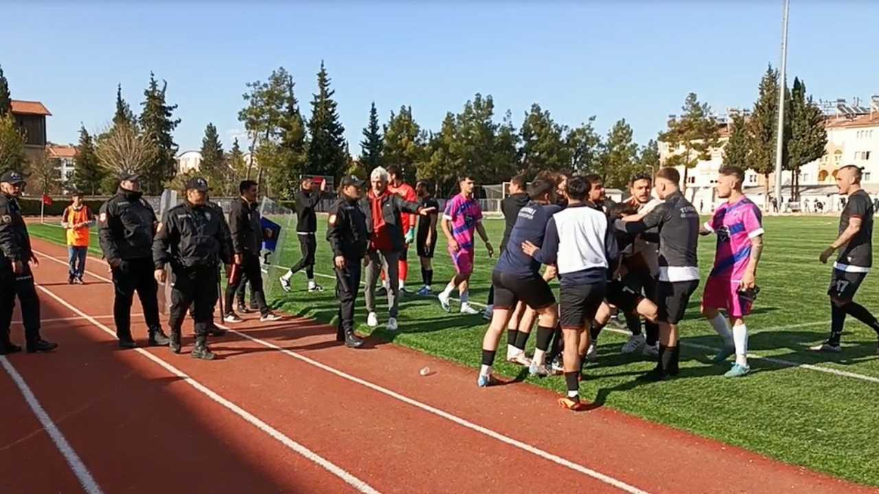 Burdurspor Tefenni Belediyespor Maçında Kavga! Polisler Ayırdı 3