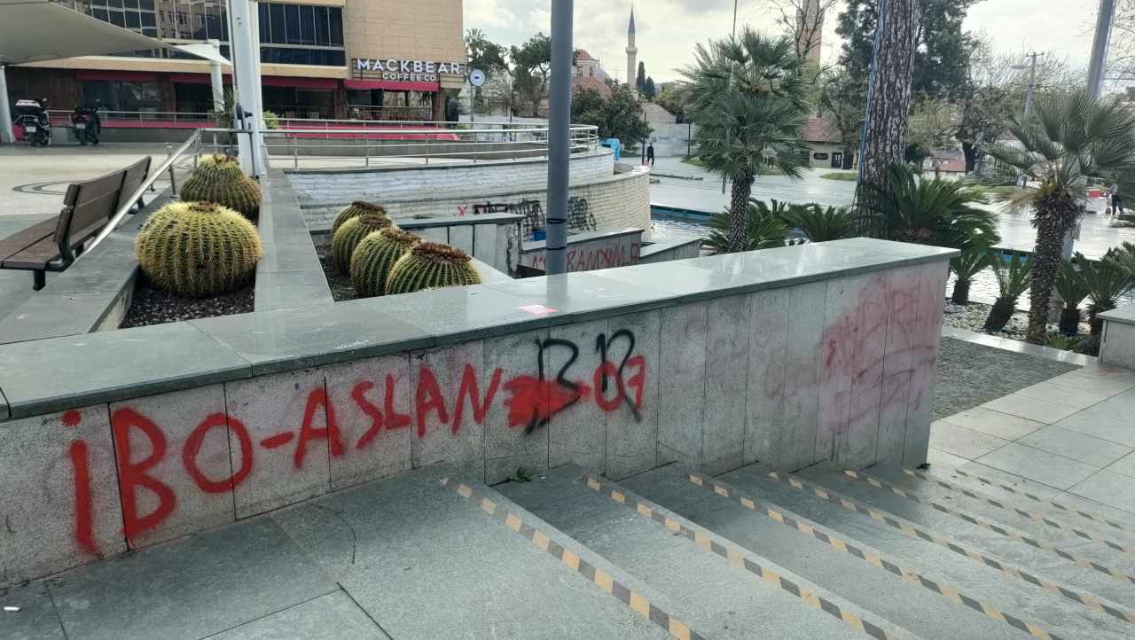 Antalya’nın Göbeğindeki Duvar Yazıları Tepki Çekiyor 2