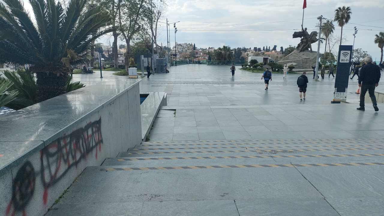 Antalya’nın Göbeğindeki Duvar Yazıları Tepki Çekiyor 3