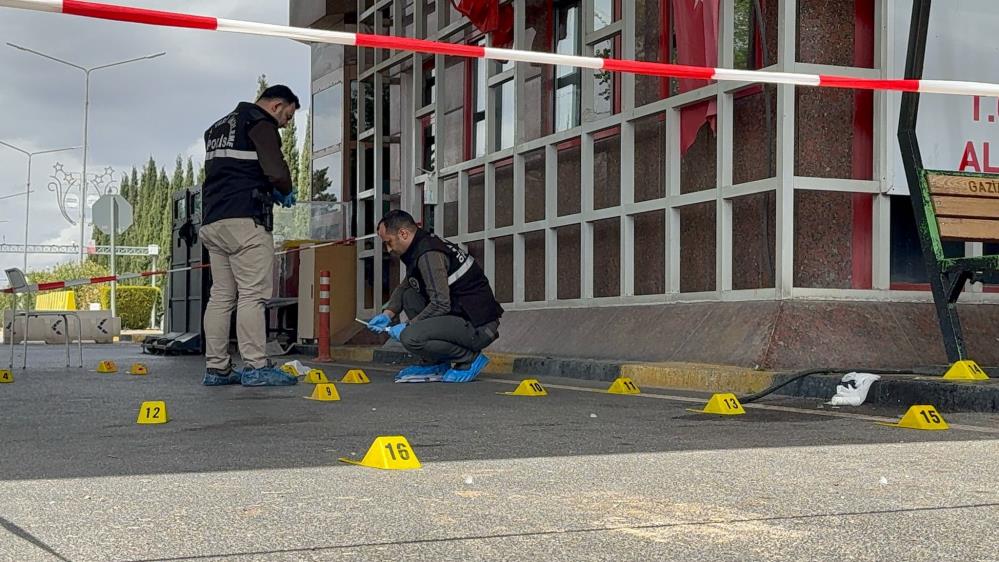 Gaziantep Havalimanı Girişinde Silahlar Patladı 1