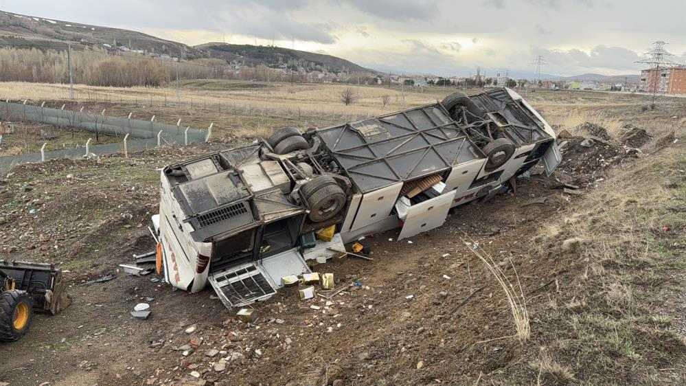 Sivas’ta Yolcu Otobüsü Tarlaya Devrildi! 1