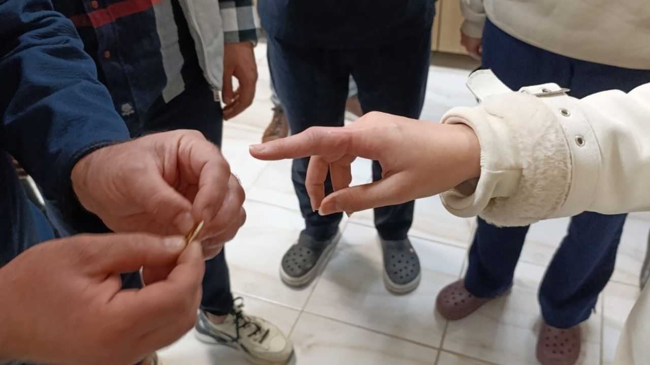Hatay’da Yüzük Parmağına Sıkıştı İtfaiye Çıkardı2