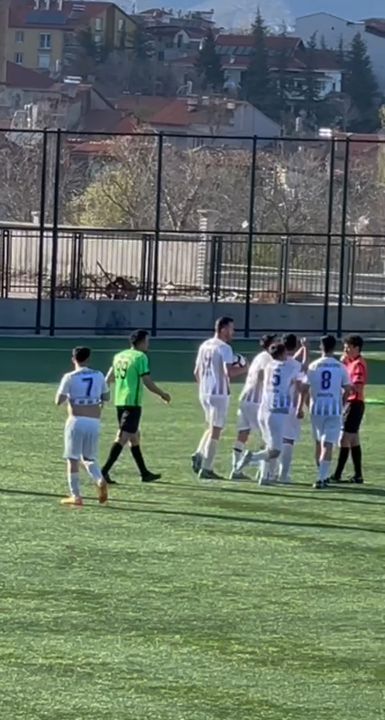 Isparta'da Arkadaşının Üzerinden Zıplayıp Hakeme Yumruk Attı 2