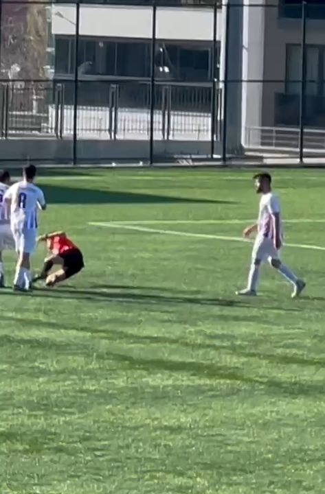 Isparta'da Arkadaşının Üzerinden Zıplayıp Hakeme Yumruk Attı 3