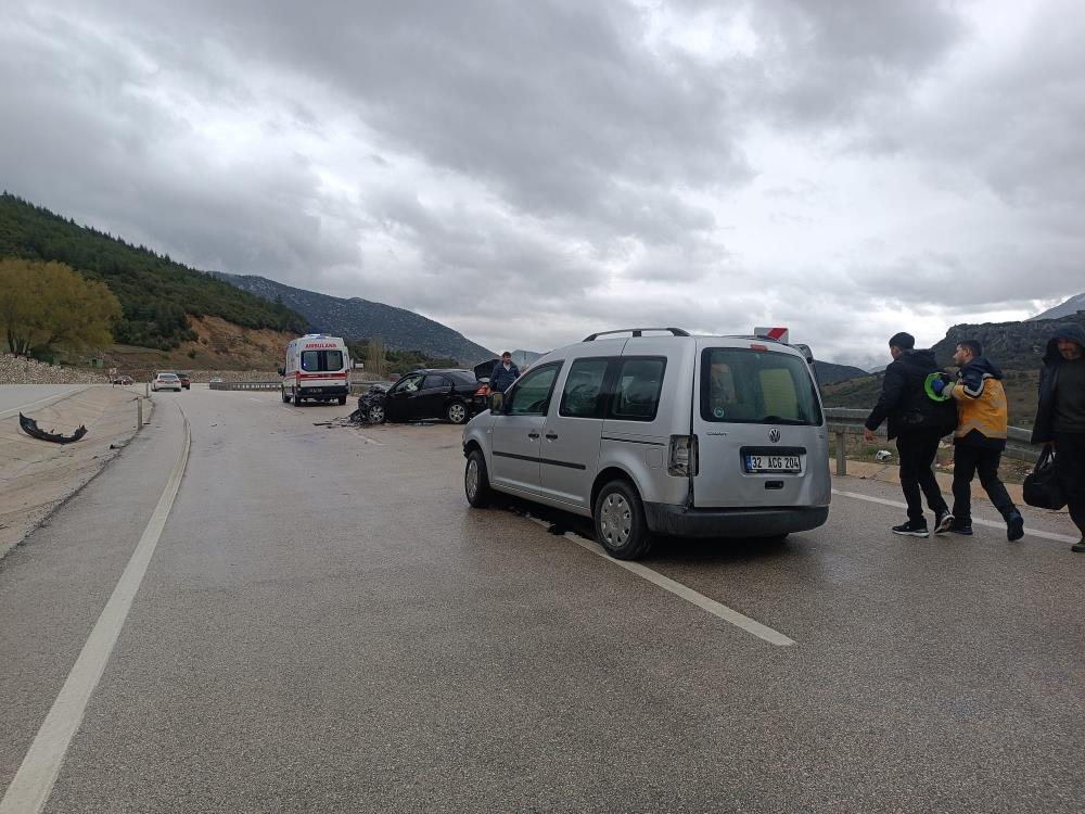 Isparta'da Feci Kaza! İki Araç Kafa Kafa Çarpıştı