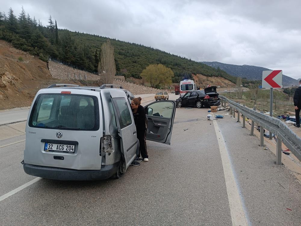 Isparta'da Feci Kaza! İki Araç Kafa Kafa Çarpıştı