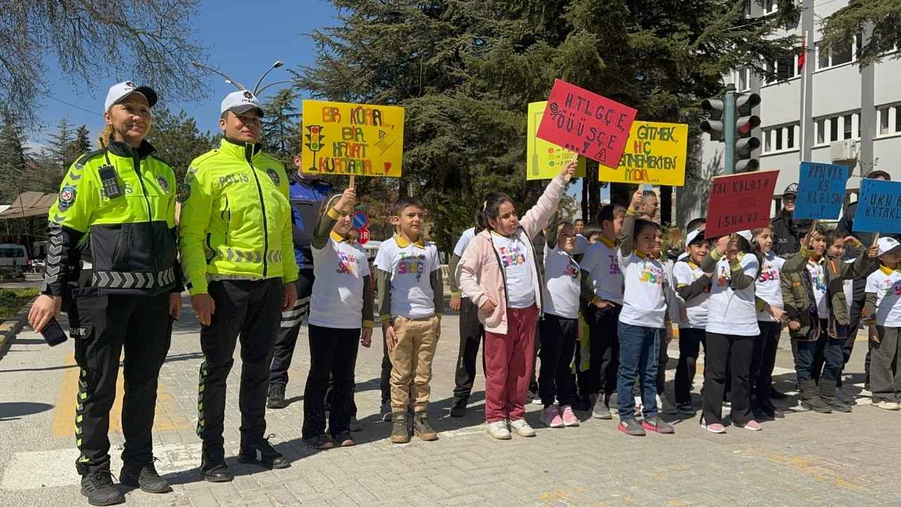 Isparta'da Öğrencilerden Trafikte Saygı Etkinliği 2