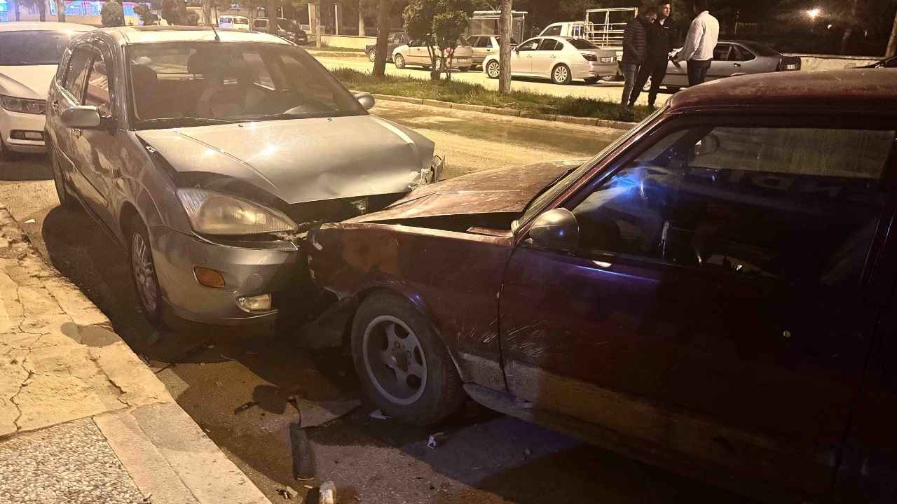 Isparta'da Otomobil Trafik Levhalarını Kırıp 2 Araca Çarptı 2