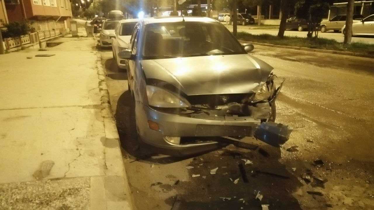 Isparta’da Park Halindeki 2 Araca Çarptı2
