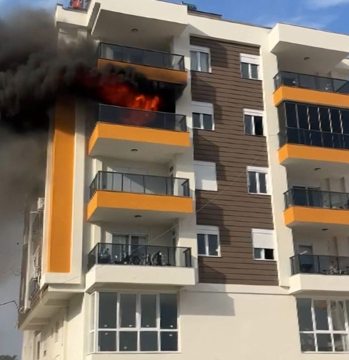 Kepez'de Yangın Üst Daireye De Sıçradı 3