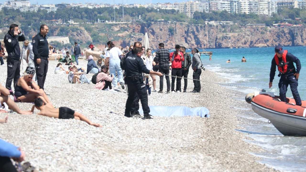 Konyaaltı'nda Kıyafetleriyle Denize Giren Şahıs Boğuldu 2