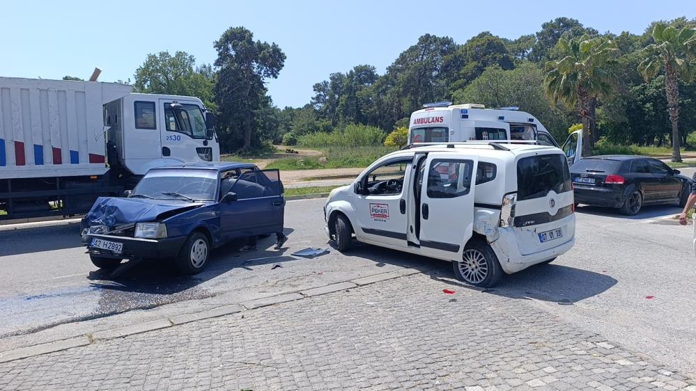 Manavgat'ta Otomobil Hafif Ticari Araca Arkadan Çarptı!