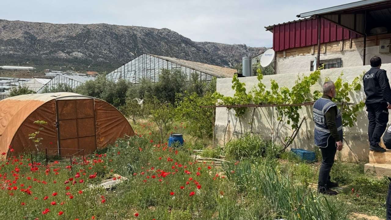 Mersin’de Bahçesine Uyşturucu Serası Kurmuş2