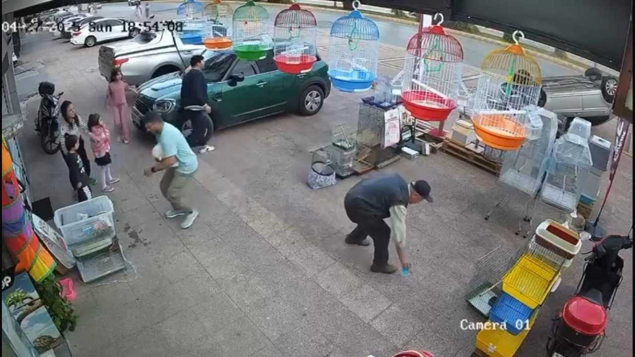 Mersin’de Kaldırıma Çarpan Araç Takla Attı2