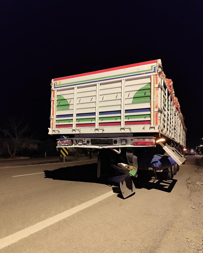 Mersin'de Otomobil Tıra Çarptı! Sürücü Hayatını Kaybetti
