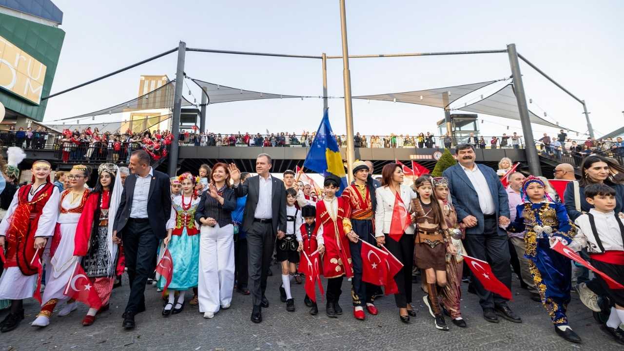 Mersin'de Pikaçu’lu 23 Nisan Korteji2