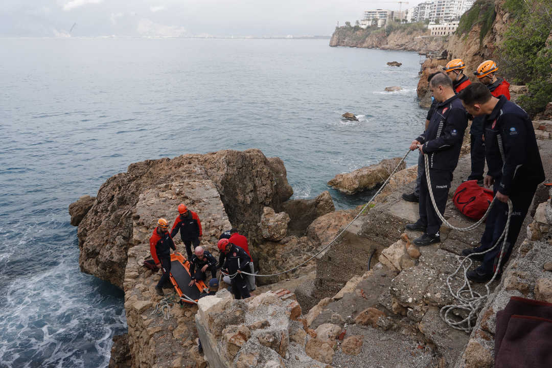 Muratpaşa'da Balık Tutacaktı Falezlerden Aşağı Düştü! Yaralı Halde Mahsur Kaldı 2