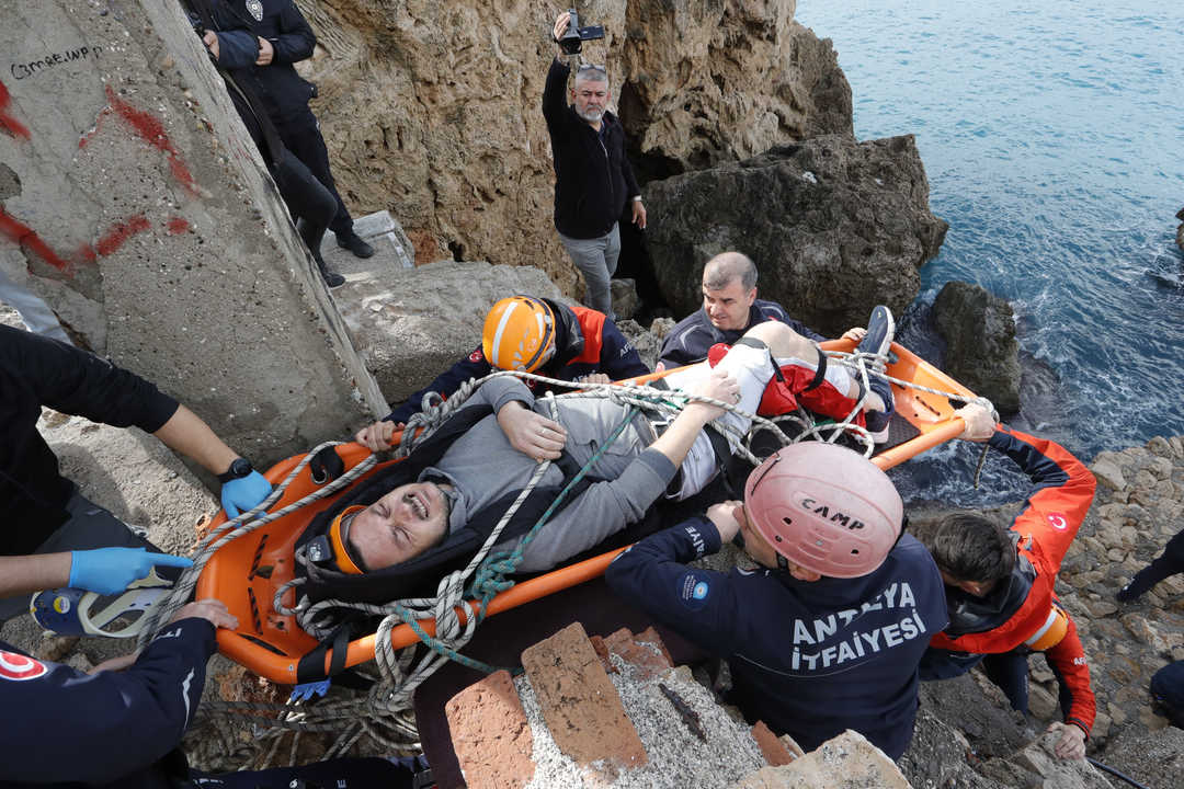 Muratpaşa'da Balık Tutacaktı Falezlerden Aşağı Düştü! Yaralı Halde Mahsur Kaldı 3