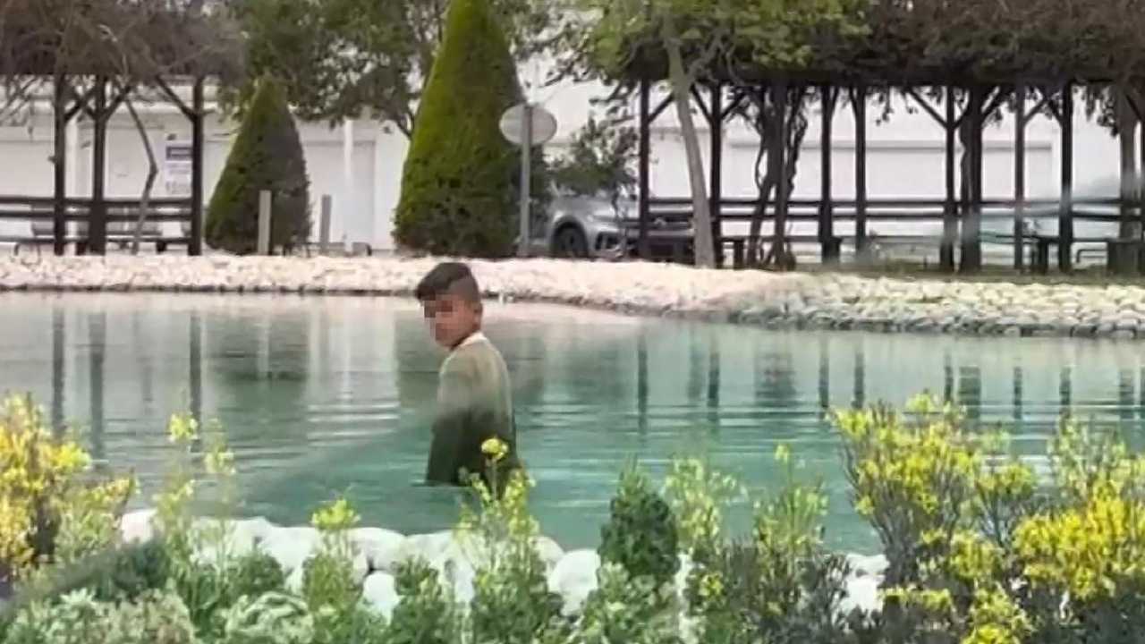 Muratpaşa'da Çocukların Süs Havuzunda Tehlikeli Oyunu 2