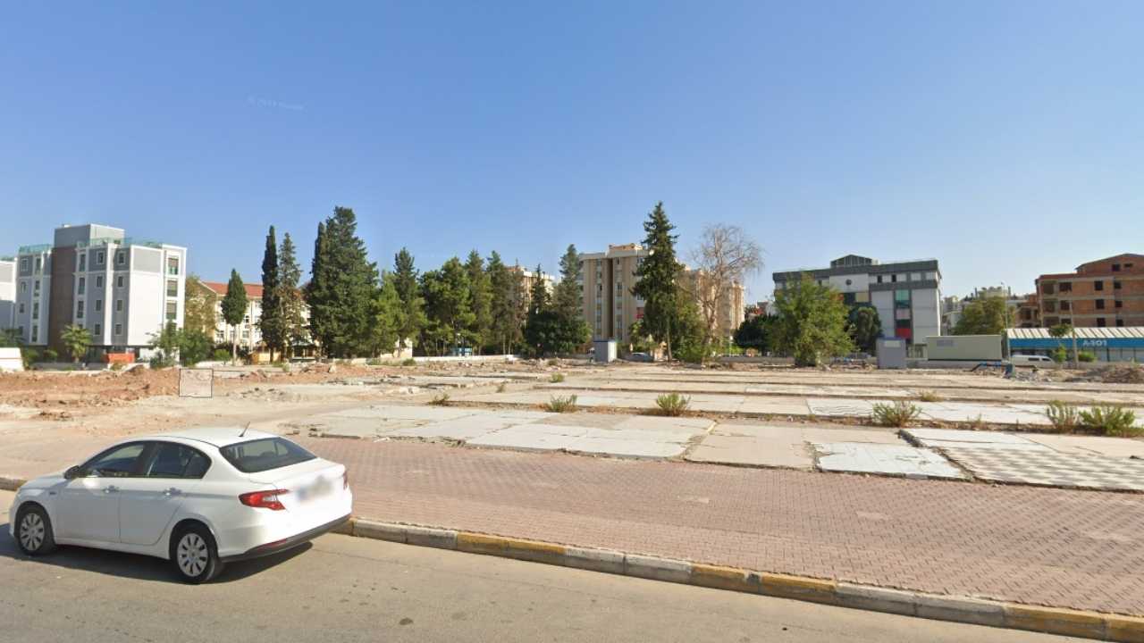 Muratpaşa'da Eski Festival Çarşısı Vergi Borcuna Karşı Teminat 2