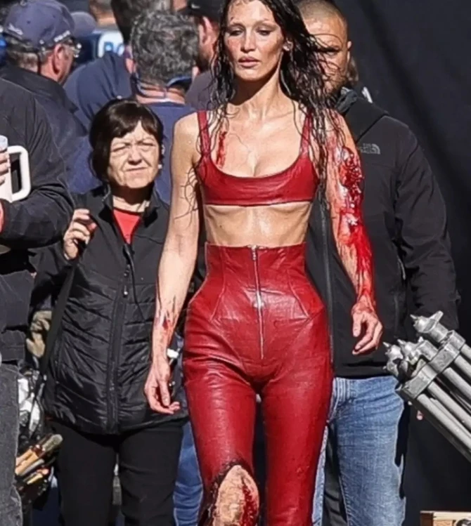 Uzun Süredir Lyme Hastalığıyla Mücadele Eden Ünlü Model Bella Hadid, Paris’te Yeni Dizi Setinde Görüntülendi. Aşırı Zayıf Haliyle Dikkat Çeken Hadid’in Son ...12