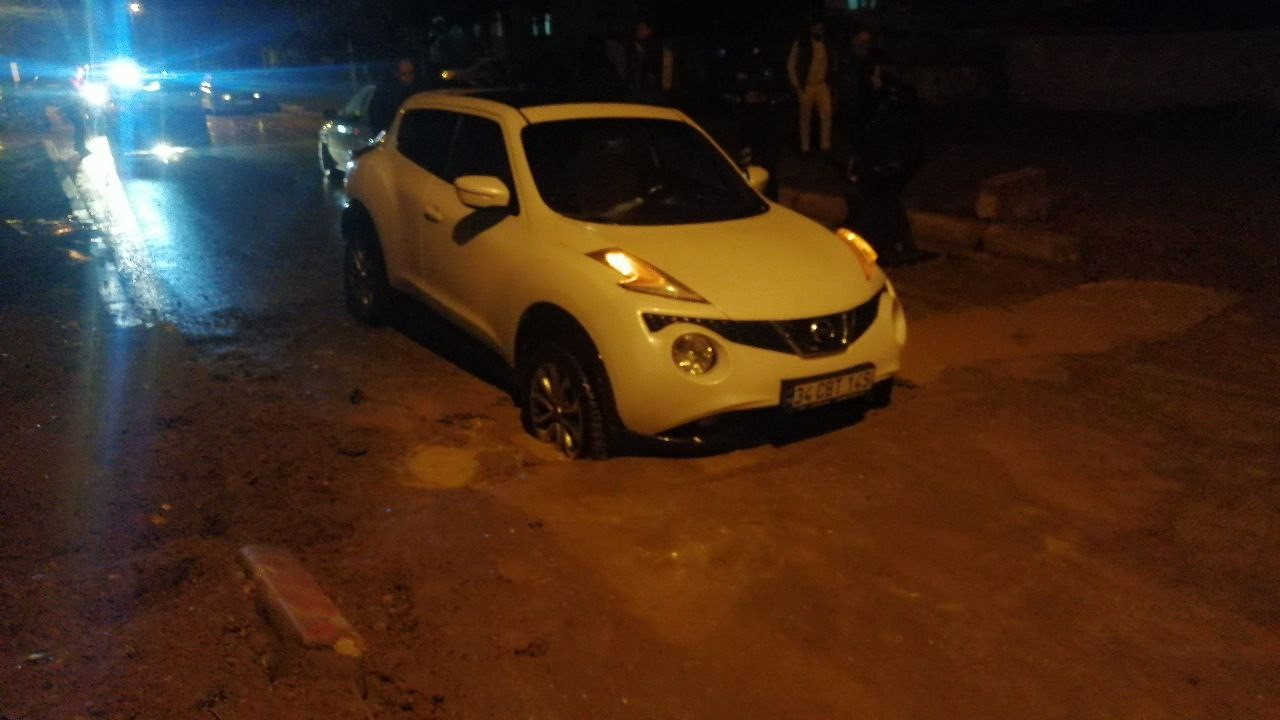 Yalvaç'ta Yoldaki İnşaat Çukuruna 2 Araç Düştü 2 Çocuk Yaralandı 3