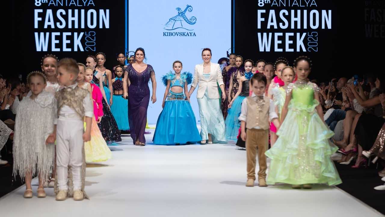 8. Antalya Fashion Week Başladı! Ünlü Tasarımcıların Koleksiyonları Podyumda  2