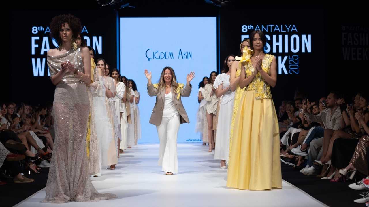 8. Antalya Fashion Week Başladı! Ünlü Tasarımcıların Koleksiyonları Podyumda  3