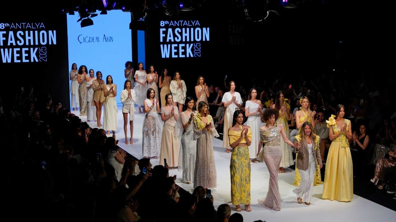 8. Antalya Fashion Week Başladı! Ünlü Tasarımcıların Koleksiyonları Podyumda  5