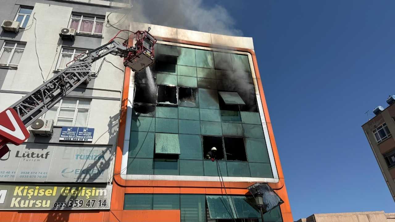 Adana’da İş Merkezindeki Yangında 2 İşçi Binadan Atladı 3